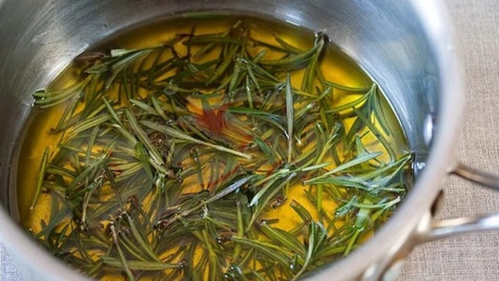 Ferver alecrim em casa parece bobagem, até você sentir o efeito no ar